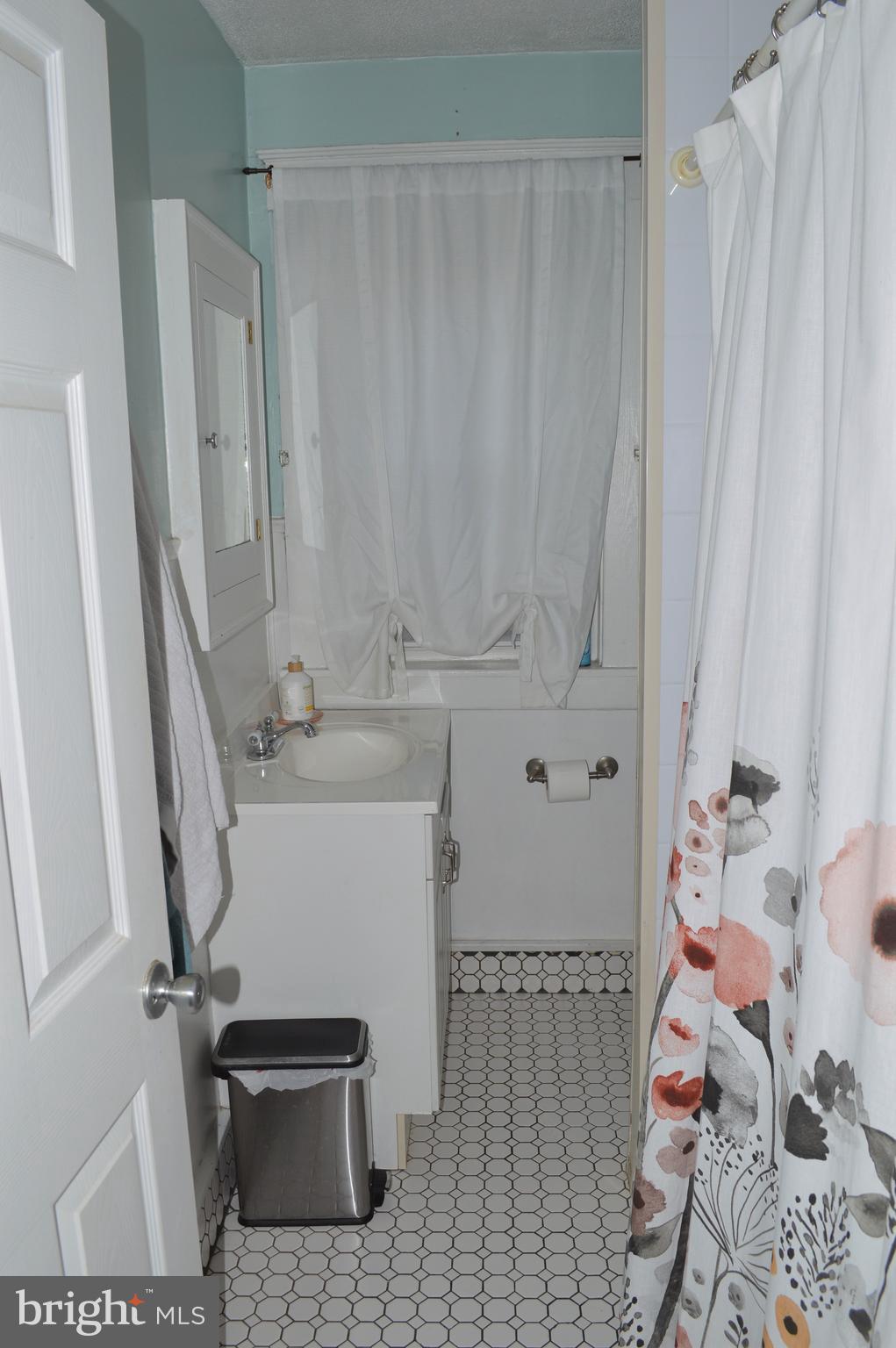 17 West Roland Road Brookhaven, PA 19015 - Photo 20 of 30 Full bath