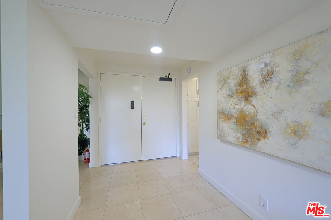 10535 Wilshire Boulevard, Unit 414 Los Angeles, CA 90024 - Photo 13 of 41 a view of an empty room