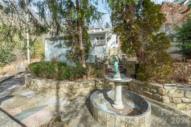 a view of fountain in the view