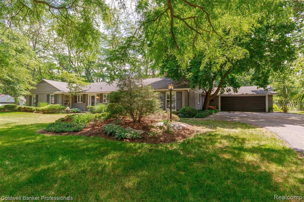 1066 Rock Spring Road Bloomfield Hills, MI 48304 - Photo 3 of 33