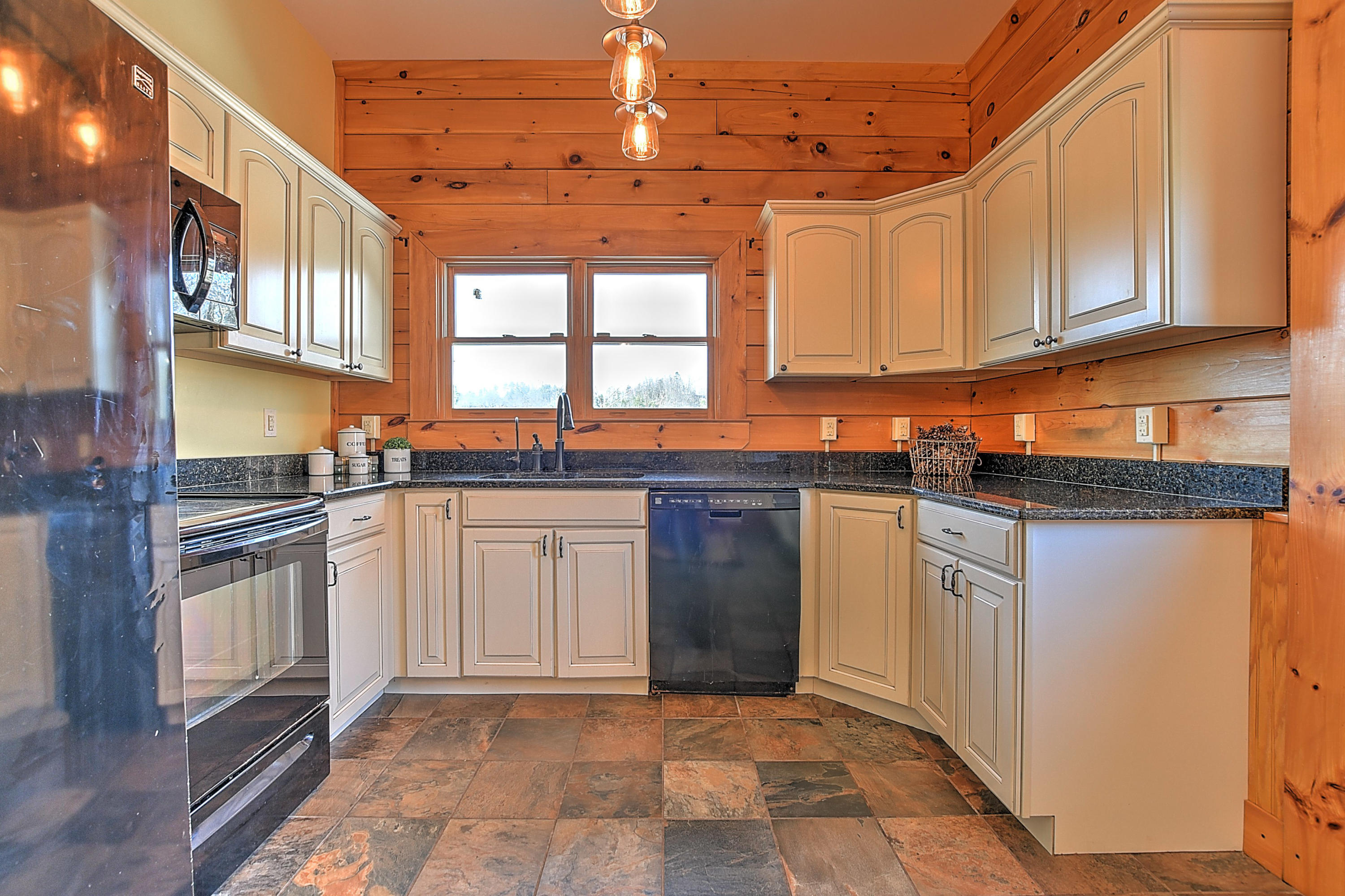 10357 Rich Valley Road Bristol, VA 24202 - Photo 17 of 38 10357 Rich Valley Rd-13