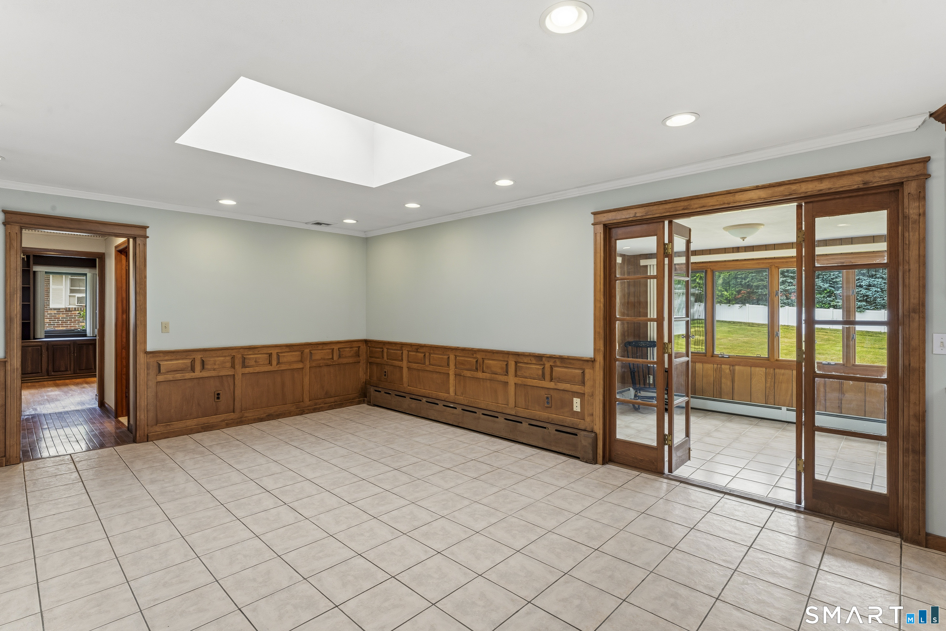 883 Saw Mill Road West Haven, CT 06516 - Photo 15 of 38