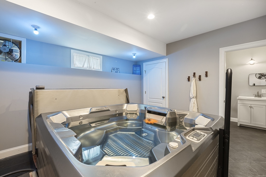 32 Colonial Road Webster, MA 01570 - Photo 28 of 42 Gallery Image 28