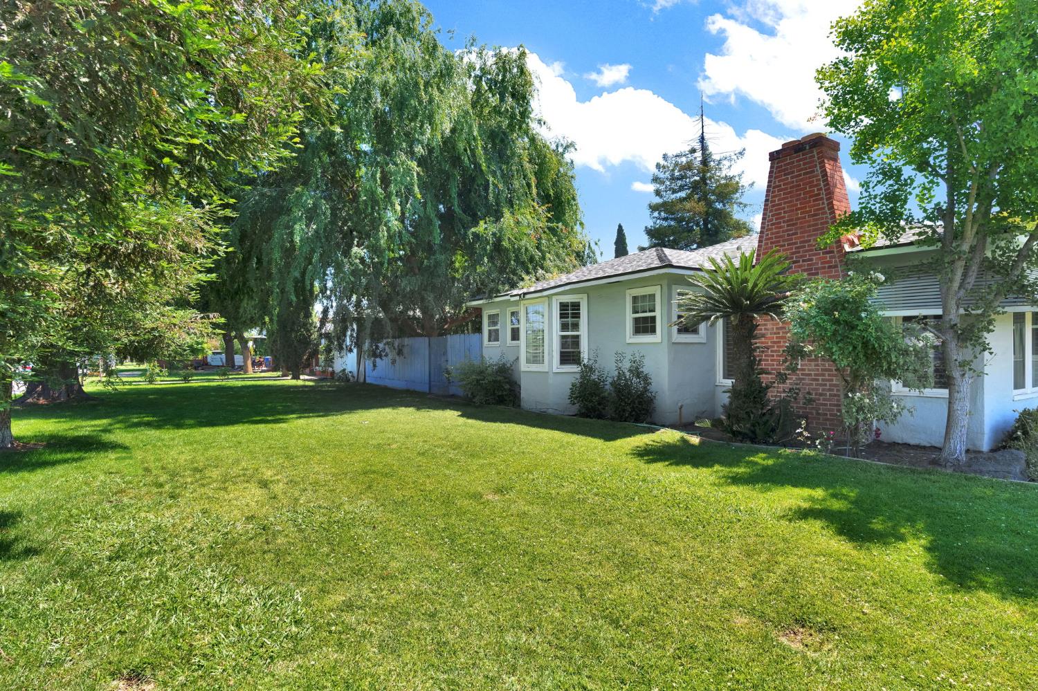 200 Lyons Street Madera, CA 93638 - Photo 6 of 32 a front view of a house with garden