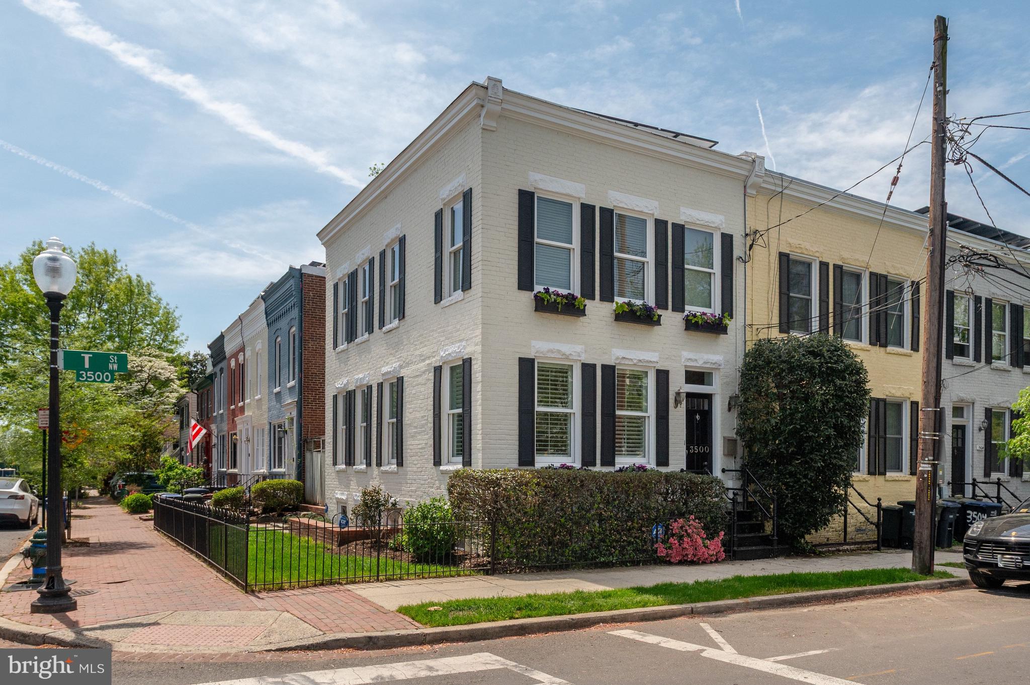 Rare corner unit with 16 windows and a skylight