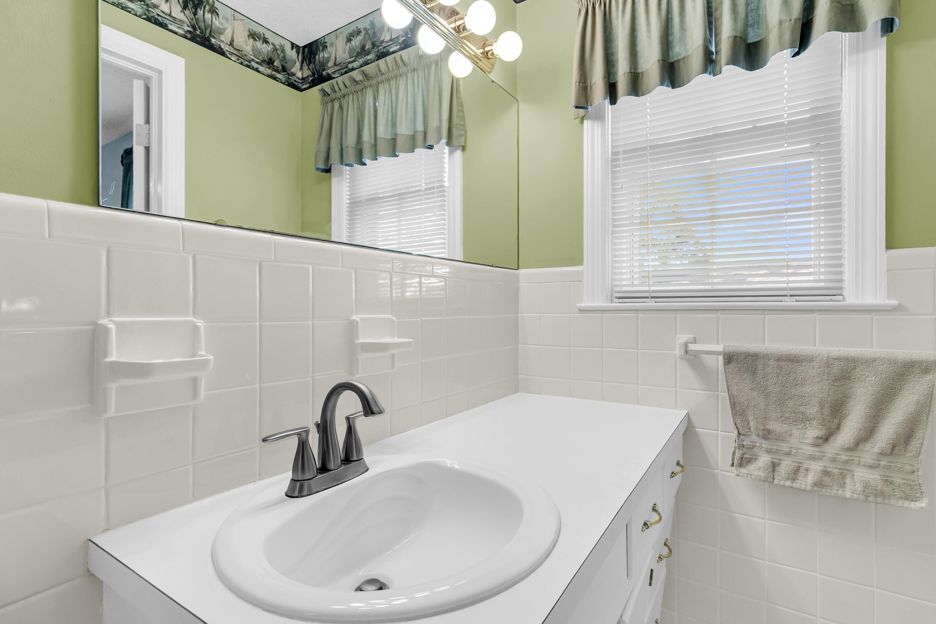 1016 Wheeler Drive Hanahan, SC 29410 - Photo 27 of 41 primary bath