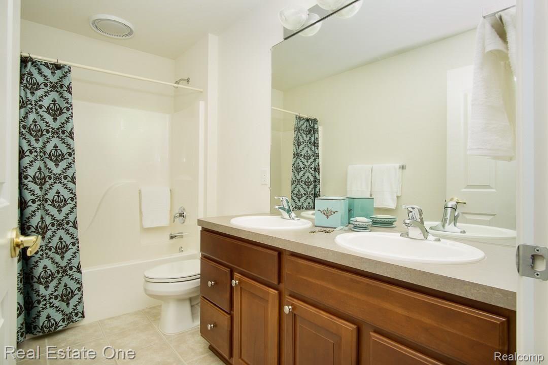 748 Windsong Drive Rochester, MI 48307 - Photo 23 of 43 748-Windsong-29.jpg