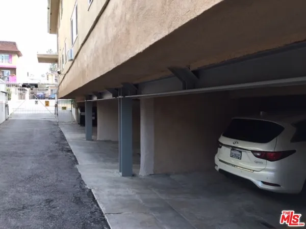 $1,680 | 443 South Wilton Place, Unit 7, Los Angeles, CA 90020