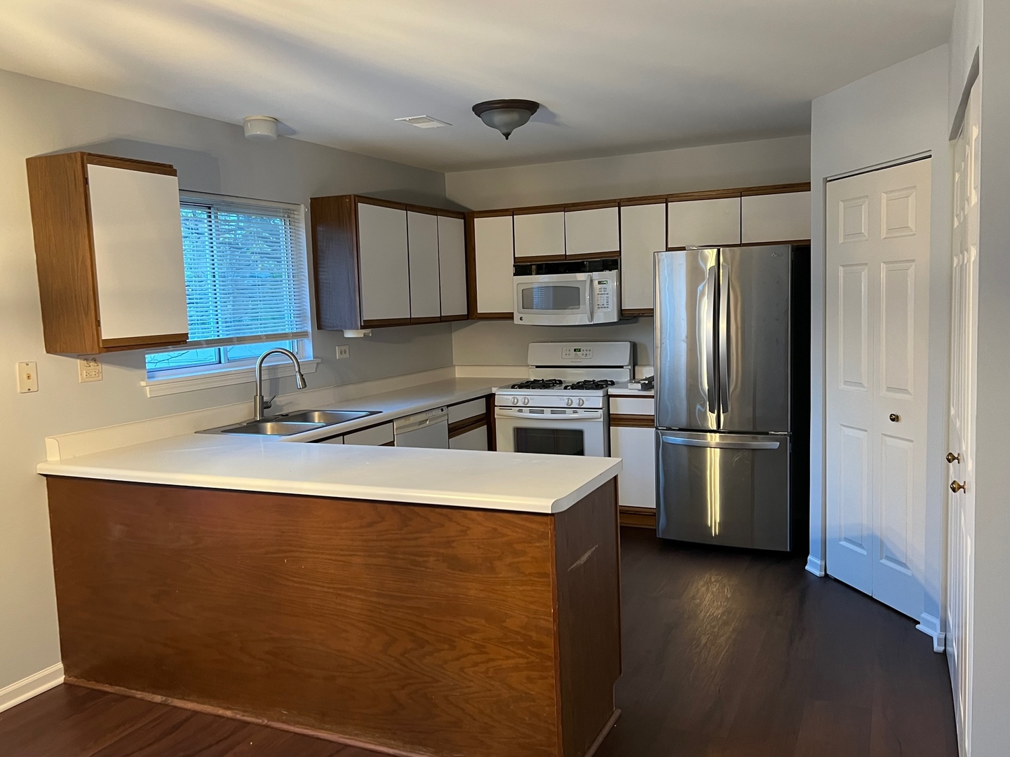 209 North Southport Road Mundelein, IL 60060 - Photo 17 of 18 a kitchen with stainless steel appliances a refrigerator sink and microwave