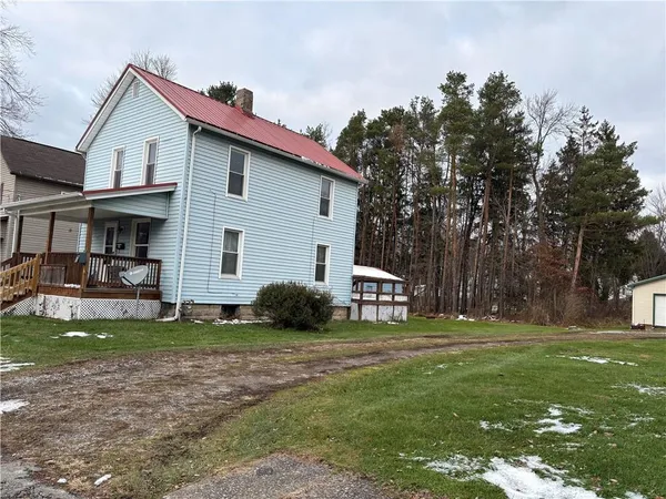 a house that is sitting in the grass