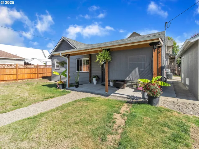 a view of a house with backyard and porch