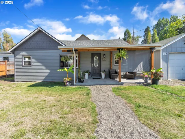 a view of a house with backyard