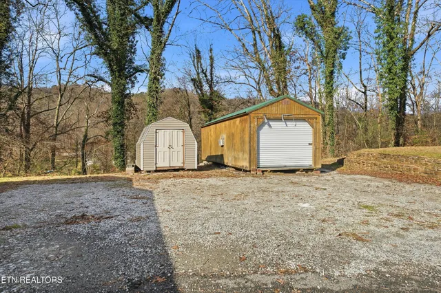 a view of back yard of the house