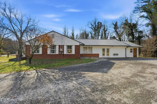 a view of a yard in front of house