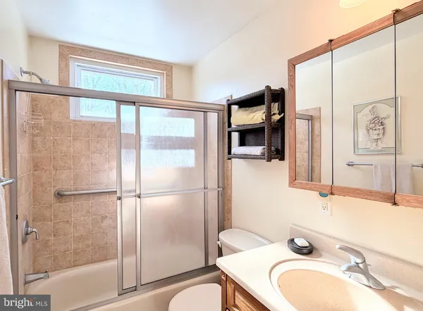 $1,095,000 | 9921 Woodrow Street, Vienna, VA 22181