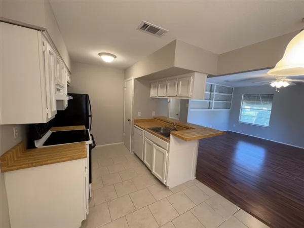 $1,150 | 312 South Poplar Street, Unit 4, Tomball, TX 77375