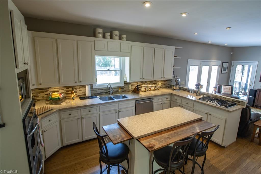 3612 Hunting Ridge Drive High Point, NC 27265 - Photo 6 of 24 Updated kitchen with gas cooktop, double ovens and granite counters.
