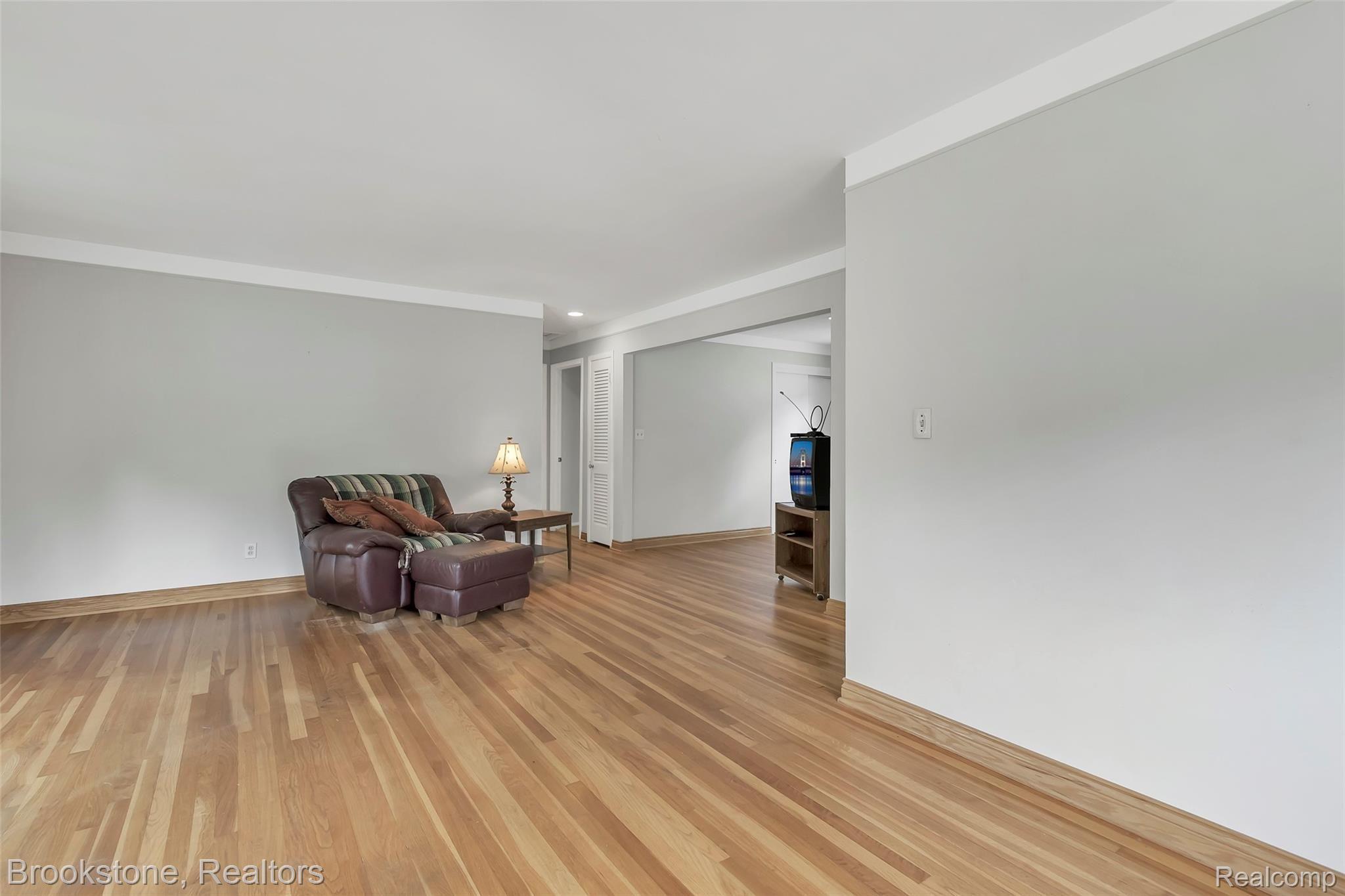 392 Winry Drive Rochester, MI 48307 - Photo 8 of 35 392-Winry-Dr-Rochester-Hills-MI-windowstill-8.jpg