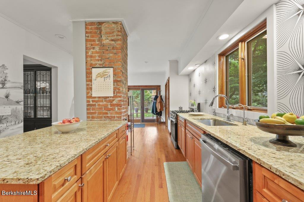 136 Pomeroy Avenue Pittsfield, MA 01201 - Photo 10 of 37 160 Kitchen