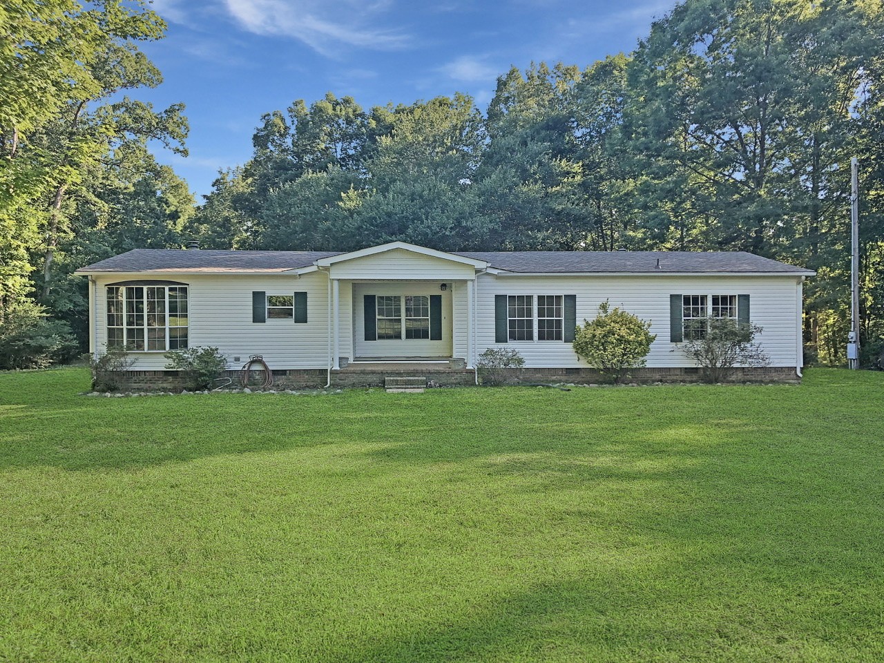 a view of a house with a backyard
