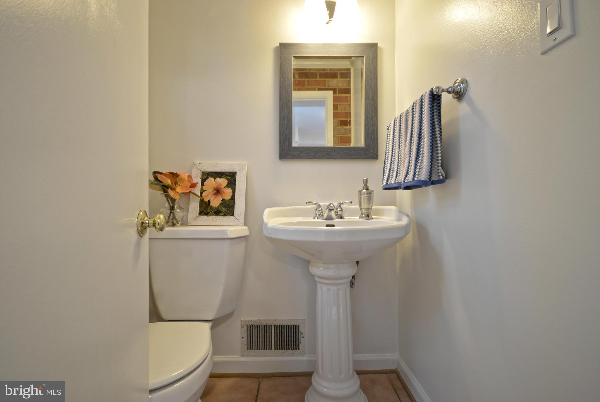 8704 Fox Ridge Road Springfield, VA 22152 - Photo 17 of 29 Bath (half)
