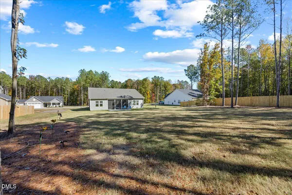 a view of backyard of the house