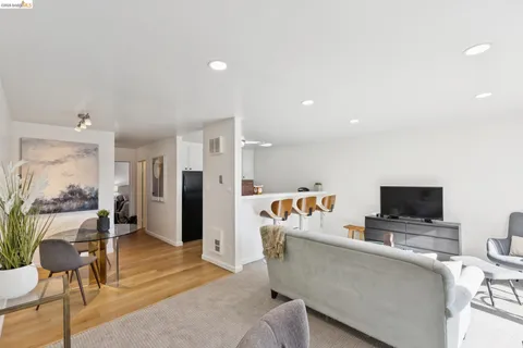 $300,000 | 5 Embarcadero, Unit 129, Oakland, CA 94607