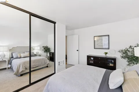 $300,000 | 5 Embarcadero, Unit 129, Oakland, CA 94607