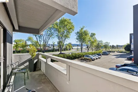 $300,000 | 5 Embarcadero, Unit 129, Oakland, CA 94607