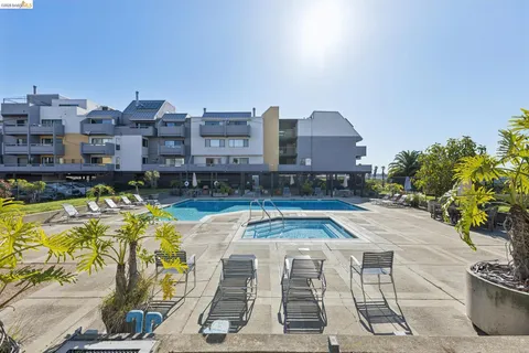 $300,000 | 5 Embarcadero, Unit 129, Oakland, CA 94607