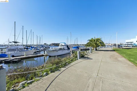 $300,000 | 5 Embarcadero, Unit 129, Oakland, CA 94607
