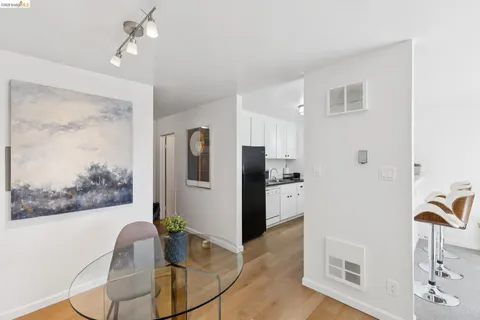 $300,000 | 5 Embarcadero, Unit 129, Oakland, CA 94607