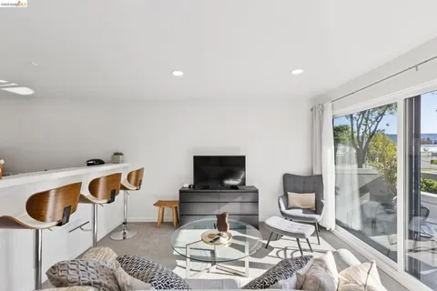 $300,000 | 5 Embarcadero, Unit 129, Oakland, CA 94607