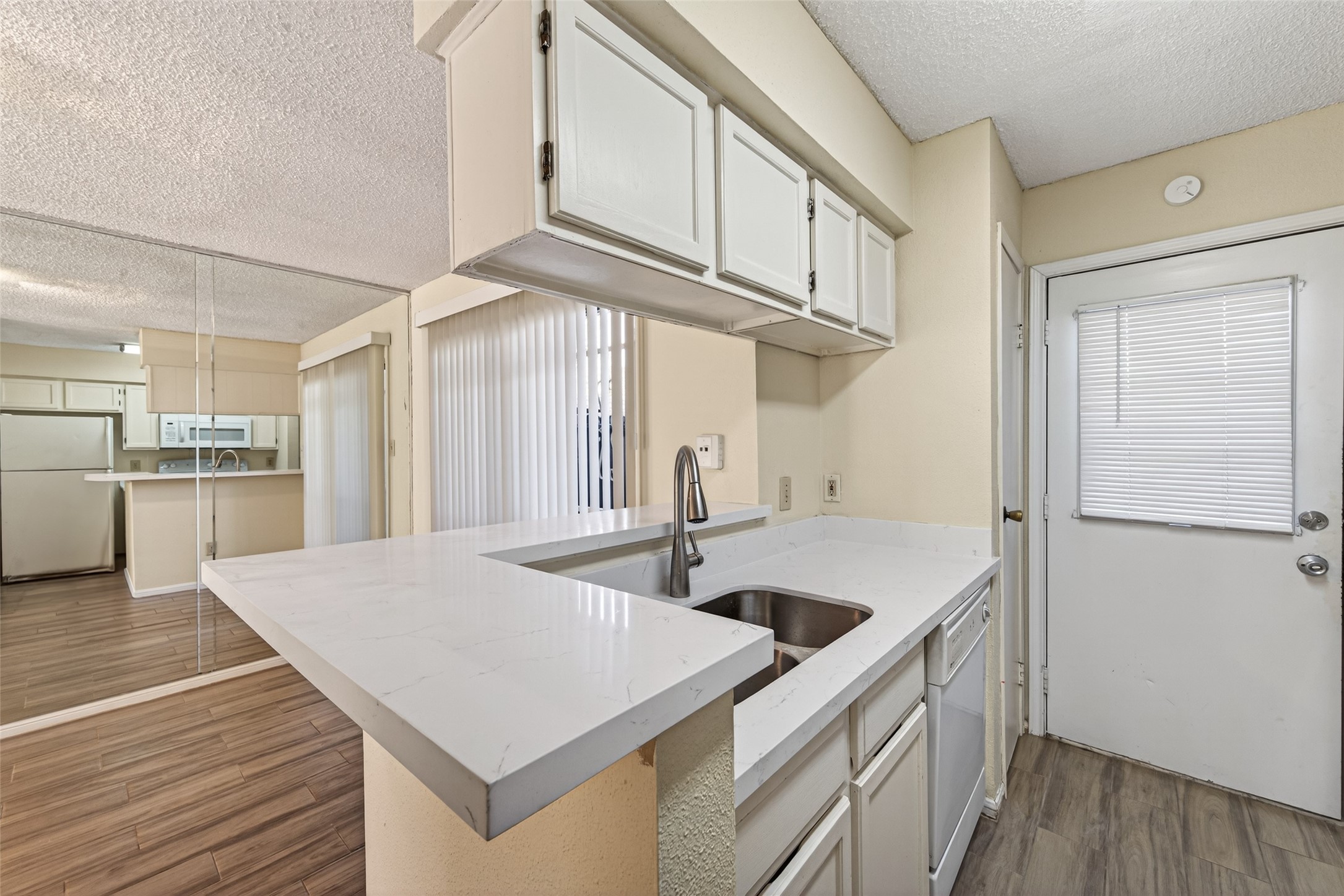 3100 Jeanetta Street, Unit 1004 Houston, TX 77063 - Photo 19 of 46 a kitchen with stainless steel appliances granite countertop a sink a oven and a refrigerator