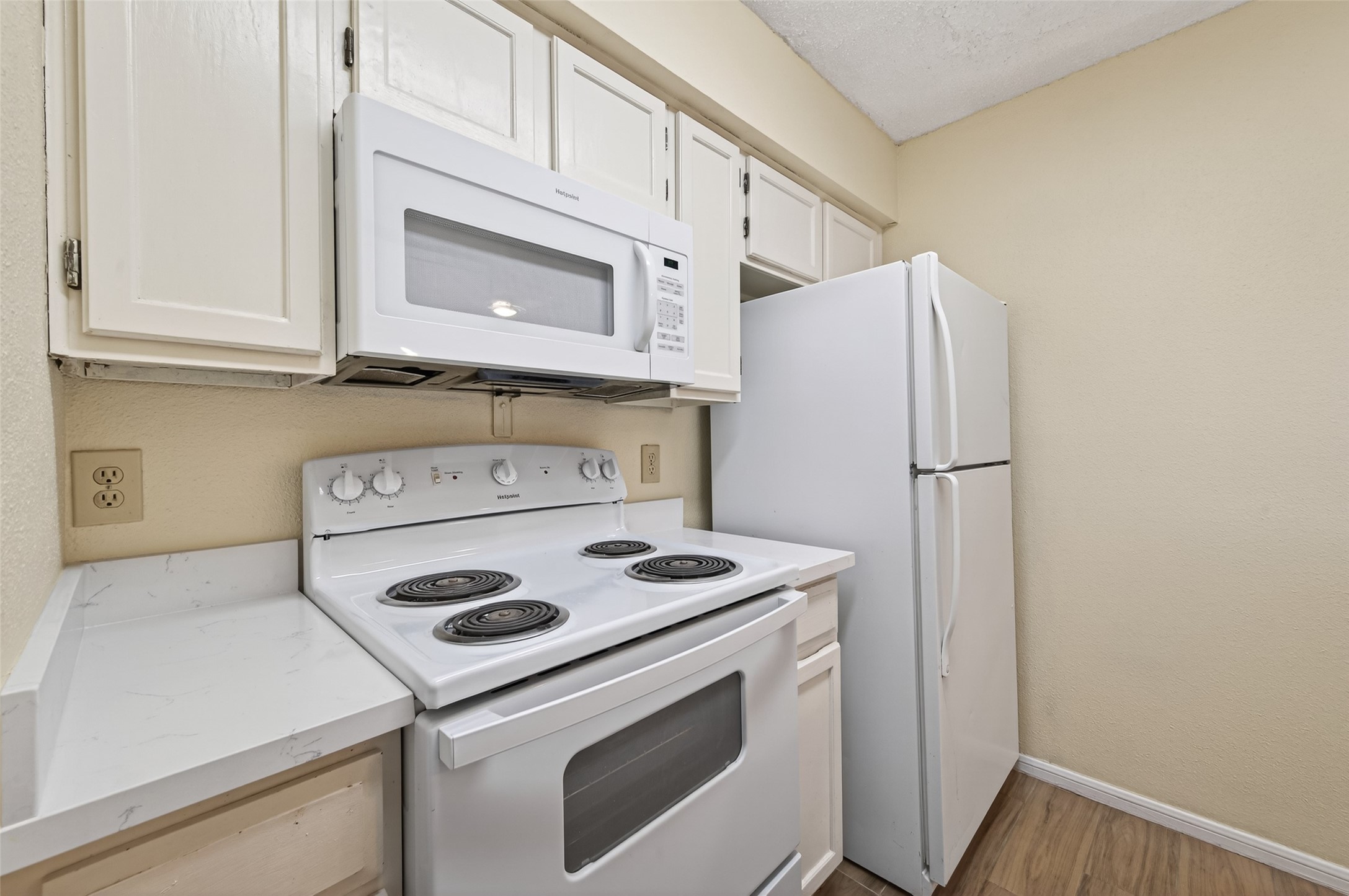 3100 Jeanetta Street, Unit 1004 Houston, TX 77063 - Photo 21 of 46 a kitchen with a stove and a refrigerator