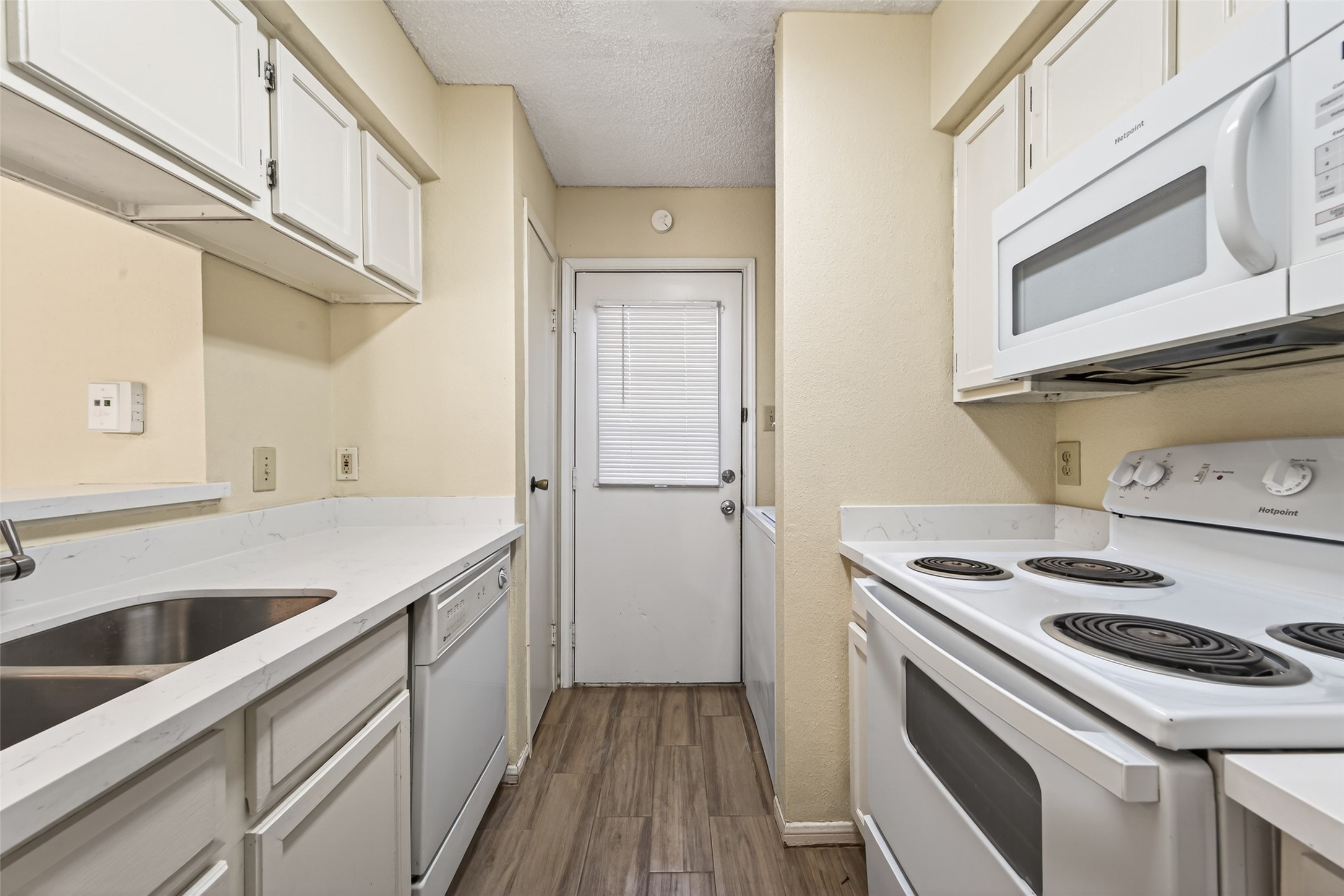 3100 Jeanetta Street, Unit 1004 Houston, TX 77063 - Photo 25 of 46 a kitchen that has a sink and a stove