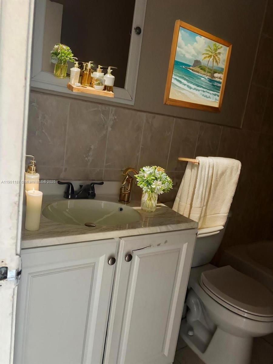 6541 Southwest 41st Court, Unit 173 Davie, FL 33314 - Photo 8 of 24 a bathroom with a toilet and a sink