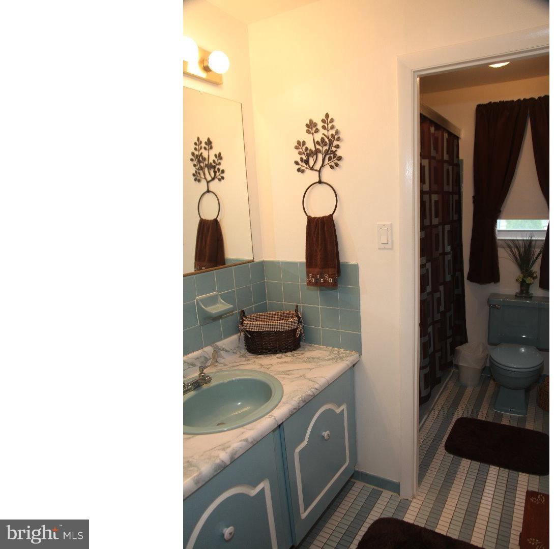 296 Bloomfield Road Warminster, PA 18974 - Photo 15 of 24 Bathroom