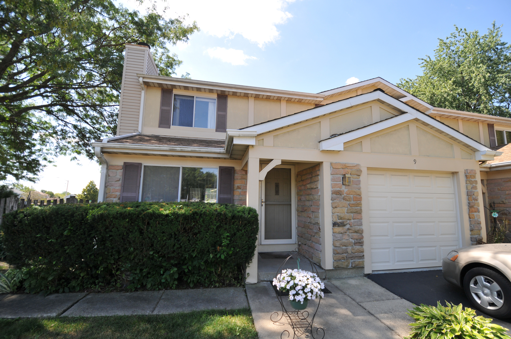 9 Brittany Lane Glendale Heights, IL 60139 - Photo 1 of 25