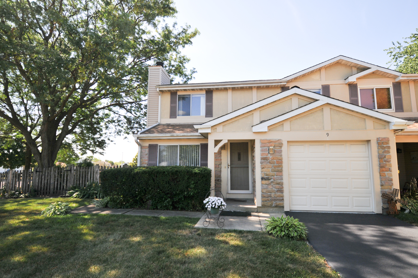 9 Brittany Lane Glendale Heights, IL 60139 - Photo 2 of 25