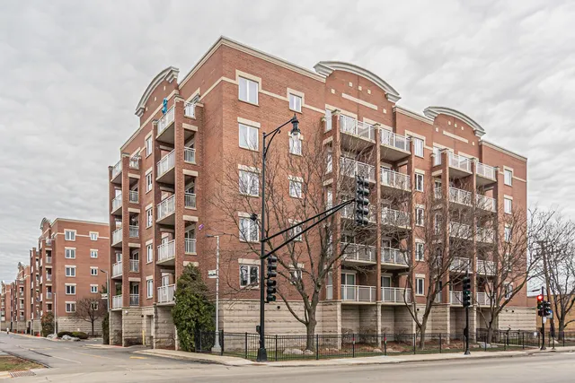 $350,000 | 6560 West Diversey Avenue, Unit 610, Chicago, IL 60707