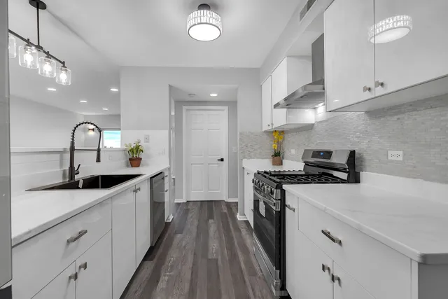 $350,000 | 6560 West Diversey Avenue, Unit 610, Chicago, IL 60707