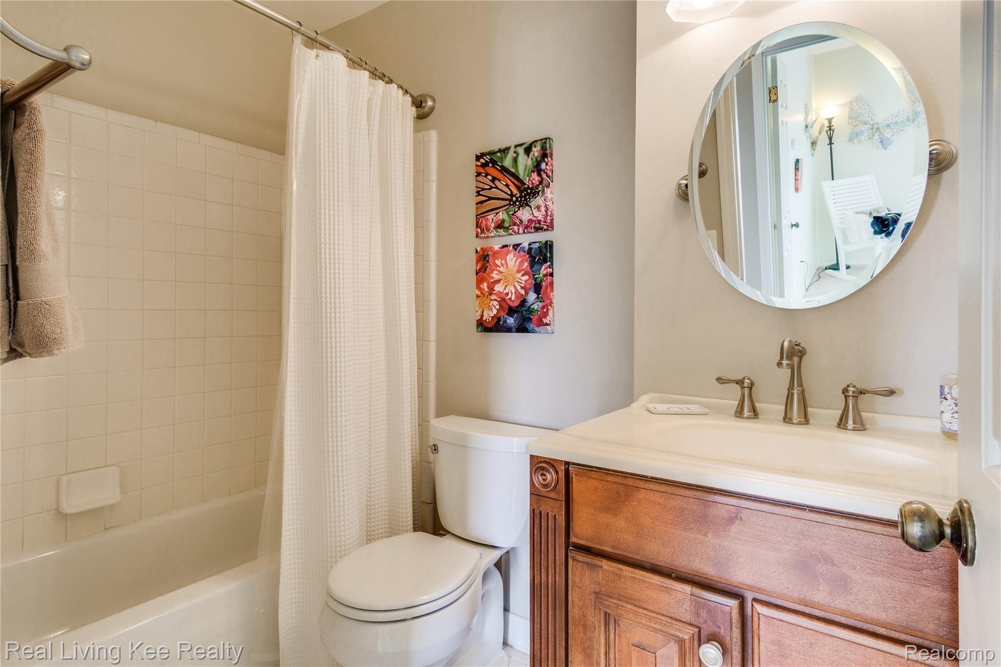 1410 Crescent Lane Rochester, MI 48306 - Photo 25 of 36 Updated Full Bath