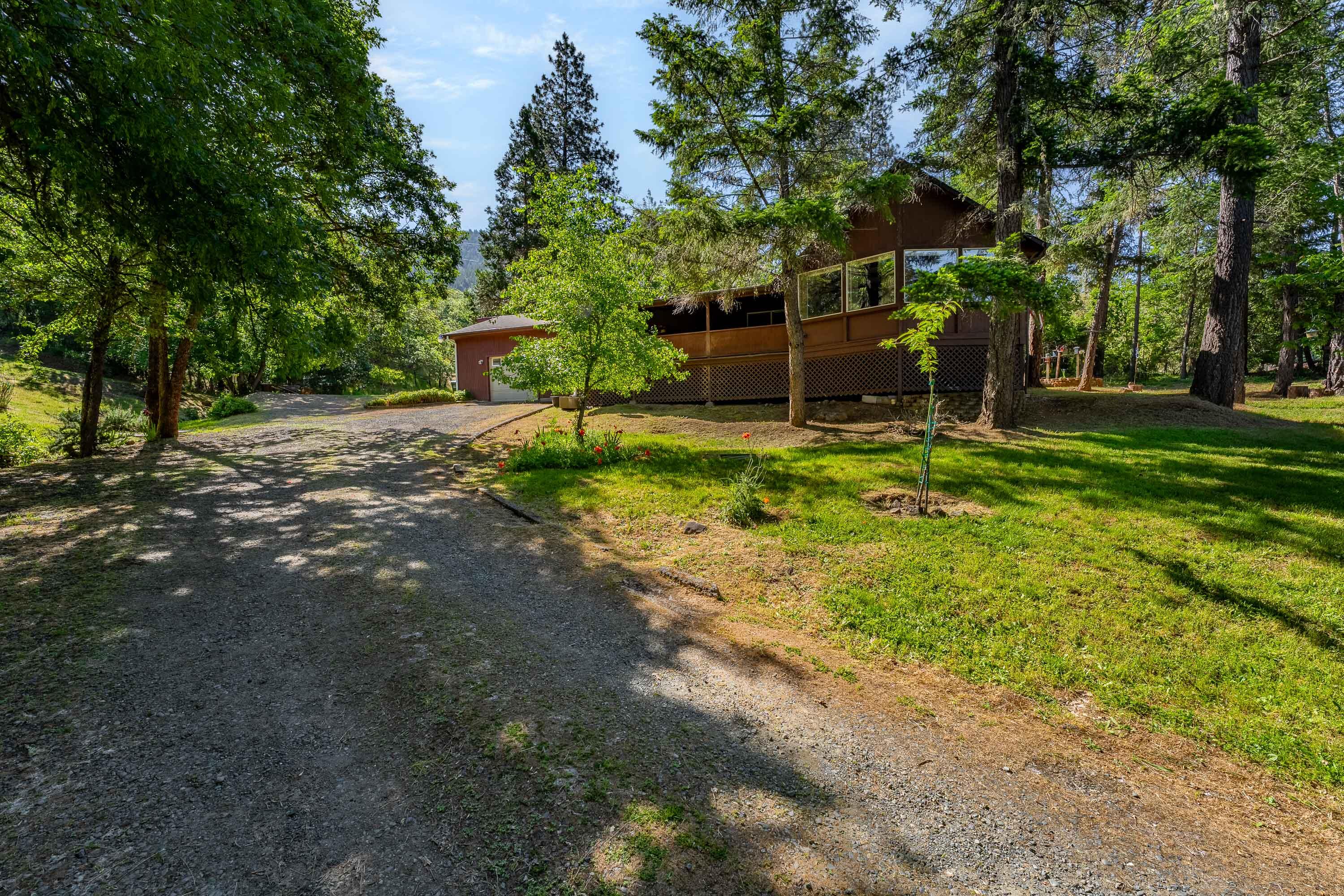905 Summit Loop Grants Pass, OR 97527 - Photo 26 of 43 Driveway