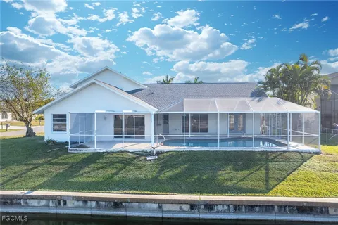 a view of house with garden