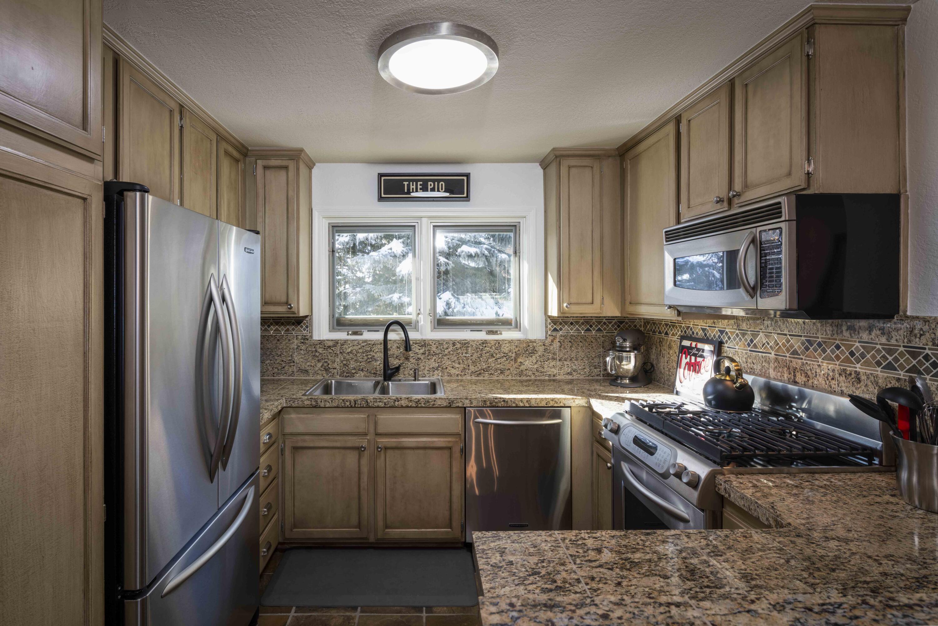 2639 Ridge Lane, Unit 39 Sun Valley, ID 83353 - Photo 8 of 35 Updated Light & Bright Kitchen