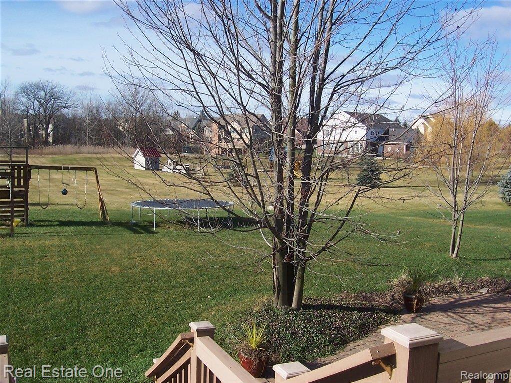 4080 Holly Lane Rochester, MI 48306 - Photo 4 of 25 Private Yard!