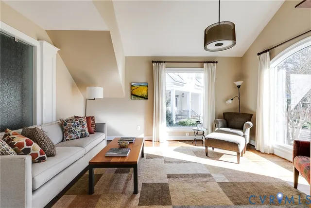 $1,300,000 | 10 Tow Path Circle, Richmond, VA 23221