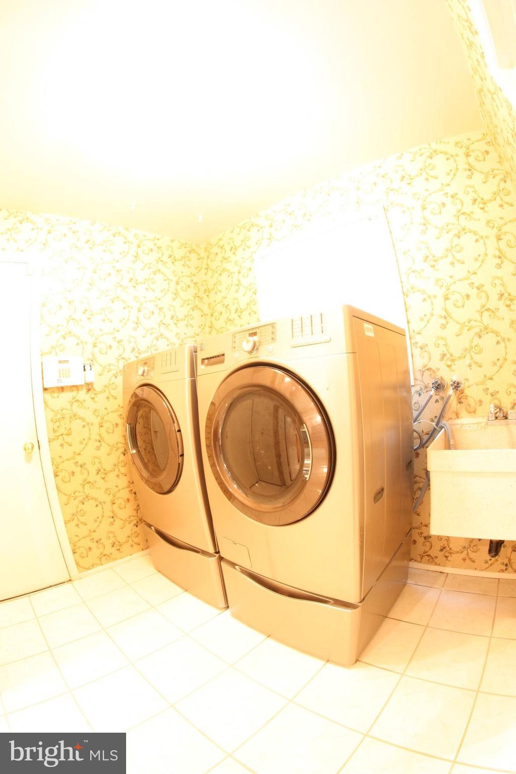 2425 Countryside Drive Silver Spring, MD 20905 - Photo 8 of 24 a utility room with dryer and washer