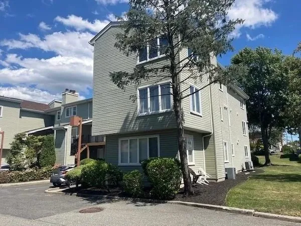 $2,600 | 700 10th Street, Unit 1, Secaucus, NJ 07094